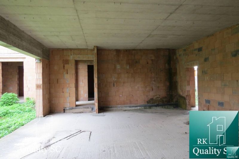 NOVÁ CENA - okr. SENEC - KRÁĽOVÁ PRI SENCI – NA PREDAJ – PRE NÁROČNÝCH - Interiér Rodinného domu s tehlovými stenami a betónovou podlahou, vhodný na úpravu.