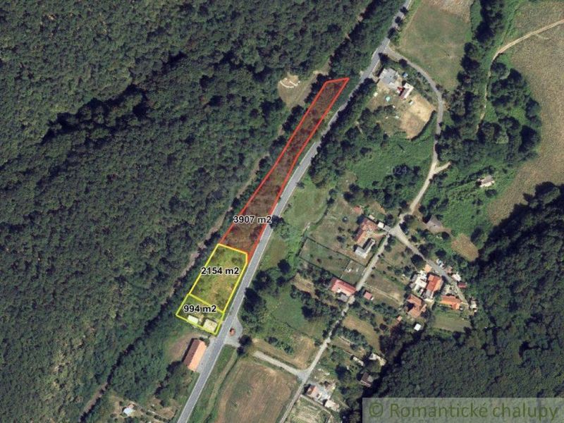 Vaša investícia na hlavnom ťahu - Letecký pohľad na pozemky na bývanie v Šiatorskej Bukovinke, obklopené lesom a prírodou.