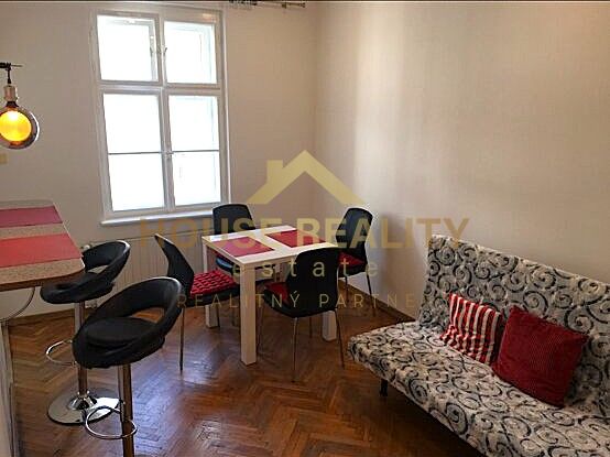 Prenájom 2 izbový byt, Murgašova ulica, Bratislava I. Staré Mesto - Jedálenský kút v 2-izbovom byte s podlahou s dreveným dekorom a štýlovým sedením.