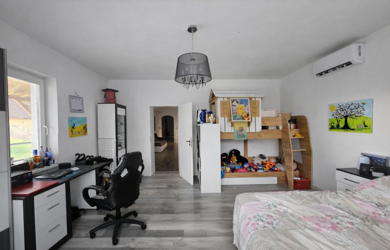 Ponúkame na predaj rodinný dom s veľkým pozemkom v obci Trnávka - Detská izba v rodinnom dome s poschodovou posteľou a písacím stolom.