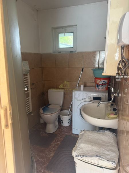 NA PREDAJ celoročná chata – Sekule (Šutrovňa), tiché prostredie - Kúpeľňa v Chate s toaletou, práčkou a umývadlom. Dlaždice na stenách.