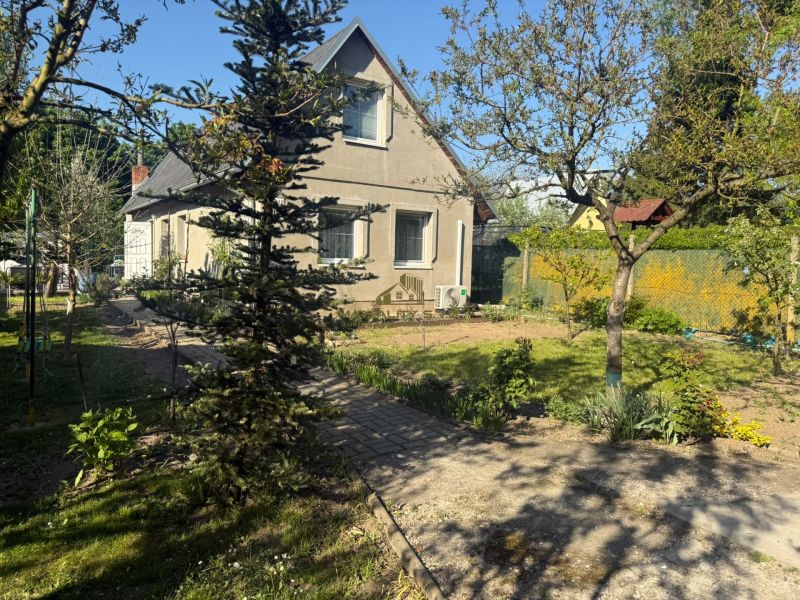 NA PREDAJ celoročná chata – Sekule (Šutrovňa), tiché prostredie - Chata v Sekuliach s predzáhradkou, stromami a upraveným trávnikom na ulici Sekule.