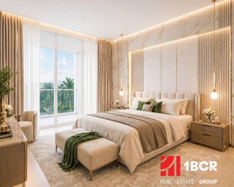 1 SPÁLŇOVÝ APARTMÁN - LOVE IT WONGAMAT BEACH PATTAYA - Elegantná spálňa s balkónom a podlahou s dreveným dekorom v 2-izbovom byte.