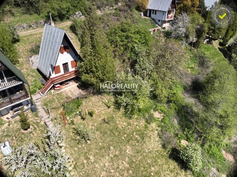 Predaj, chata Chyžné - EXKLUZÍVNE HALO REALITY - Chata v Chyžnom obklopená zeleňou a blízkymi stavbami, ideálne pre oddych.