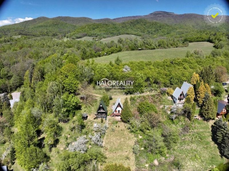 Predaj, chata Chyžné - EXKLUZÍVNE HALO REALITY - Chata v Chyžnom obklopená lesmi a zelenými lúkami pod horskou panorámou.