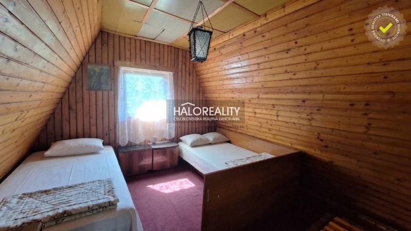 Predaj, chata Chyžné - EXKLUZÍVNE HALO REALITY - Drevená izba s dvoma posteľami v Chate. Tlmené osvetlenie a koberce.