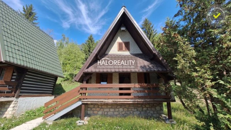 Predaj, chata Chyžné - EXKLUZÍVNE HALO REALITY - Chata v Chyžnom obklopená lesom a modrou oblohou, vhodná na oddych.