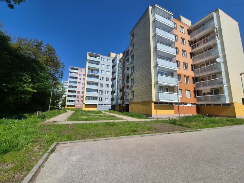 2 - izbový byt Trenčianske Teplice 47m2 + balkón  - Farebné panelové domy v Trenčianskych Tepliciach na ulici Štvrt SNP s okolím.