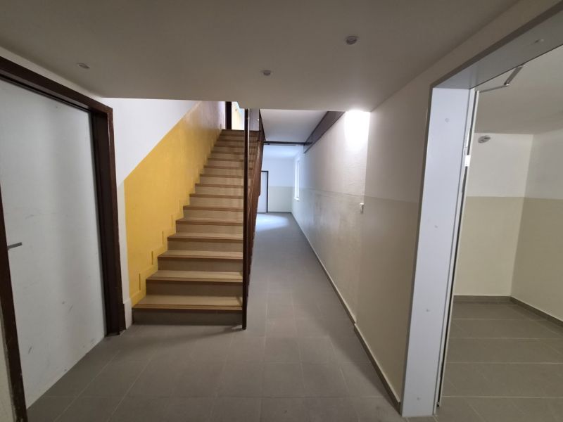 2 - izbový byt Trenčianske Teplice 47m2 + balkón  - Chodba v budove so schodmi a vstupmi na Štvrti SNP, Trenčianske Teplice.