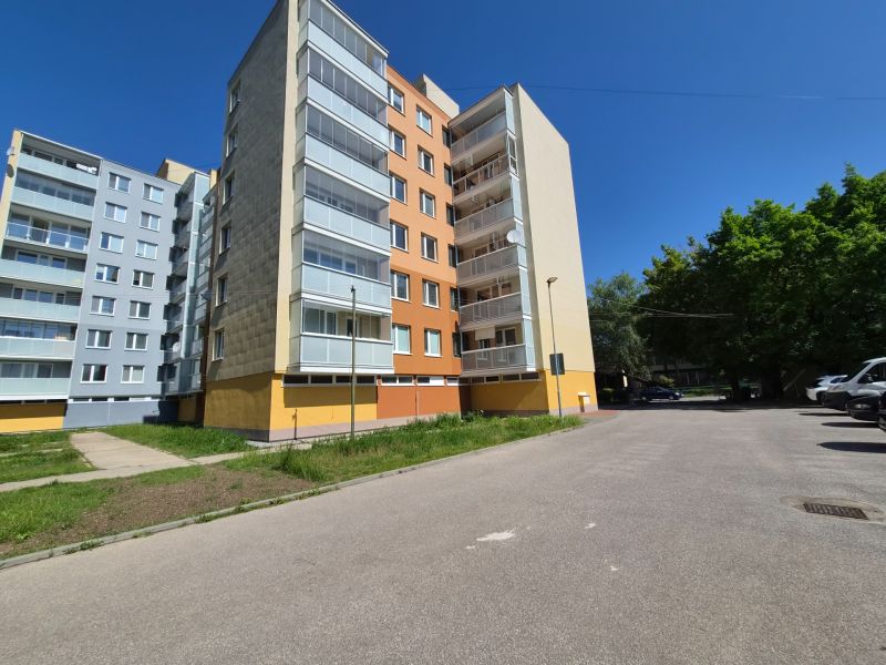 2 - izbový byt Trenčianske Teplice 47m2 + balkón  - Bytový dom na Štvrti SNP v Trenčianskych Tepliciach, obklopený zeleňou a cestou.