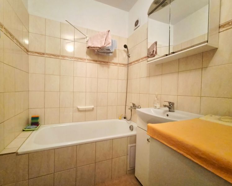 2 - izbový byt Trenčianske Teplice 47m2 + balkón  - Kúpeľňa so sprchou a umývadlom v 2-izbovom byte, obložená svetlými obkladačkami.