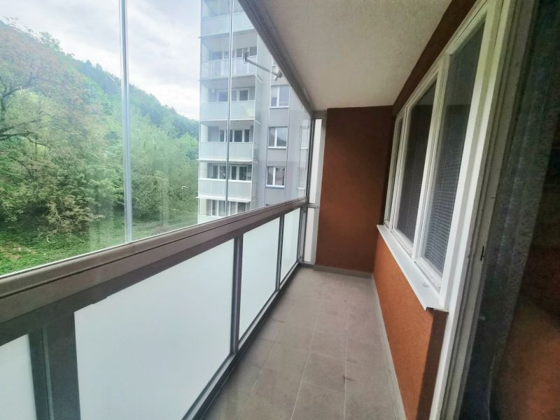 2 - izbový byt Trenčianske Teplice 47m2 + balkón  - Balkón 2-izbového bytu s výhľadom na zeleň na Štvrti SNP v Trenčianskych Tepliciach.