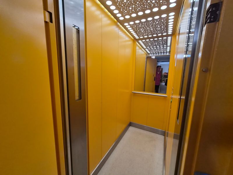 2 - izbový byt Trenčianske Teplice 47m2 + balkón  - Výťah s jasne žltými stenami a zrkadlom.