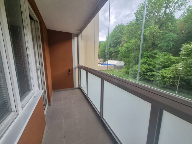 2 - izbový byt Trenčianske Teplice 47m2 + balkón  - Presklený balkón 2-izbového bytu s výhľadom na les v Trenčianskych Tepliciach, Štvrt SNP.