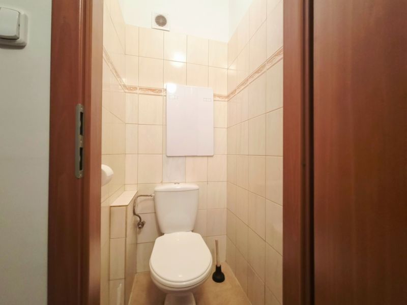 2 - izbový byt Trenčianske Teplice 47m2 + balkón  - Kúpeľňa v 2-izbovom byte s dlažbou a záchodom.
