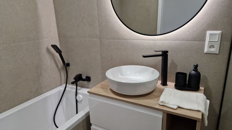  Príjemné bývanie v Pod. Biskupiciach – prerobený 3-izb. byt s lodžiou - Kúpeľňa v 3-izbovom byte s kruhovým zrkadlom a modernými batériami.