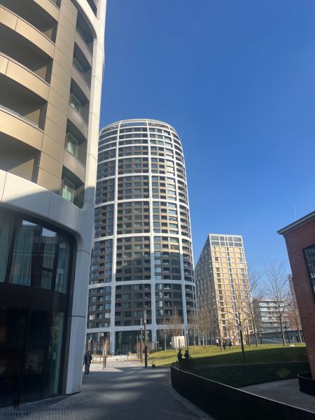 PRENÁJOM vnútorné parkovacie státie v garáži Sky Park – Tower 3 - Výškové budovy a zeleň medzi garážami na Továrenskej ulici v Bratislave.