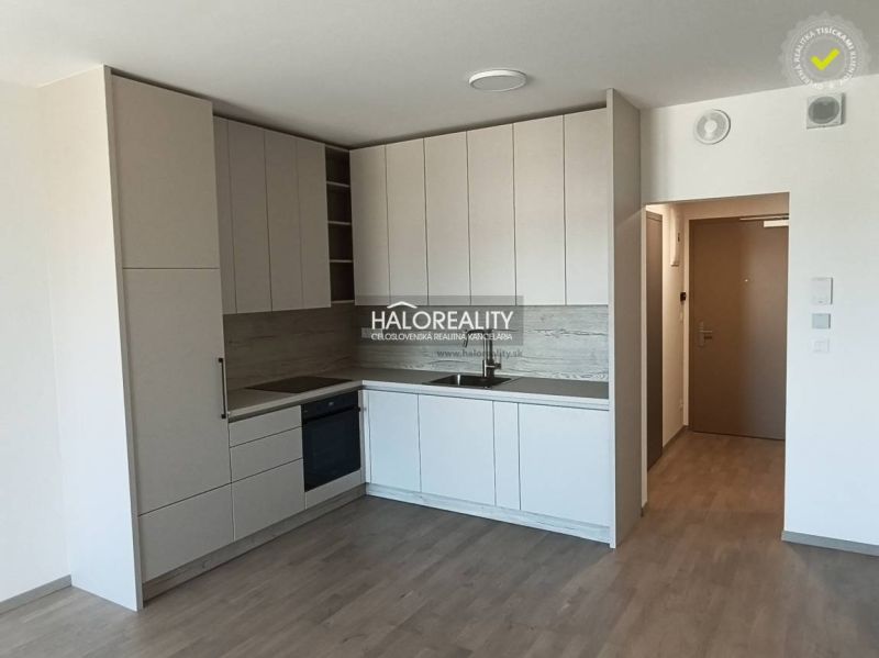 Predaj, jednoizbový byt Bratislava Staré Mesto, Bott... - Kuchyňa vo svetlých odtieňoch s podlahou s dreveným dekorom v 1-izbovom byte.