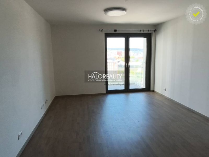 Predaj, jednoizbový byt Bratislava Staré Mesto, Bott... - Svetlá izba v 1-izbovom byte s podlahou s dreveným dekorom a veľkým oknom.