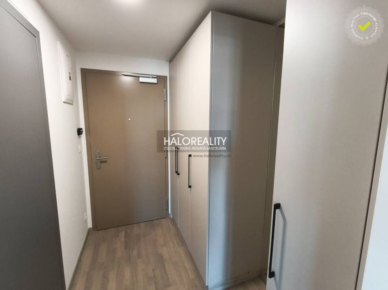 Predaj, jednoizbový byt Bratislava Staré Mesto, Bott... - Izba s podlahou s dreveným dekorom a balkónovými dverami v 1-izbovom byte.