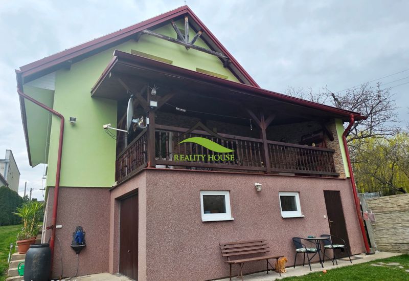 Poschodový rodinný dom v  obci Klokočov okr. Michalovce - Rodinný dom v Klokočove s krytou terasou, zeleňou a vonkajším nábytkom.