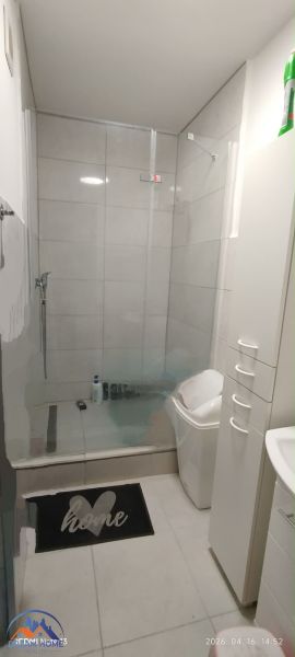 HZ27 -Na predaj 2-izbový kompletne zrekonštruovaný byt v Komárne - Kúpeľňa v 2-izbovom byte s priestranným sprchovacím kútom a bielym nábytkom.