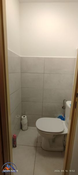 HZ27 -Na predaj 2-izbový kompletne zrekonštruovaný byt v Komárne - Kúpeľňa so záchodom a dlažbou v 2-izbovom byte.