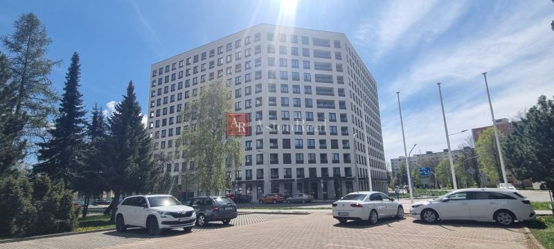 Exkluzívne 2 izbový byt POPRAD Karpatská, s garaž. st., balkón, 58 m2 - Budova pri Karpatskej ulici v Poprade, ponúkajúca rôzne 2-izbové byty.