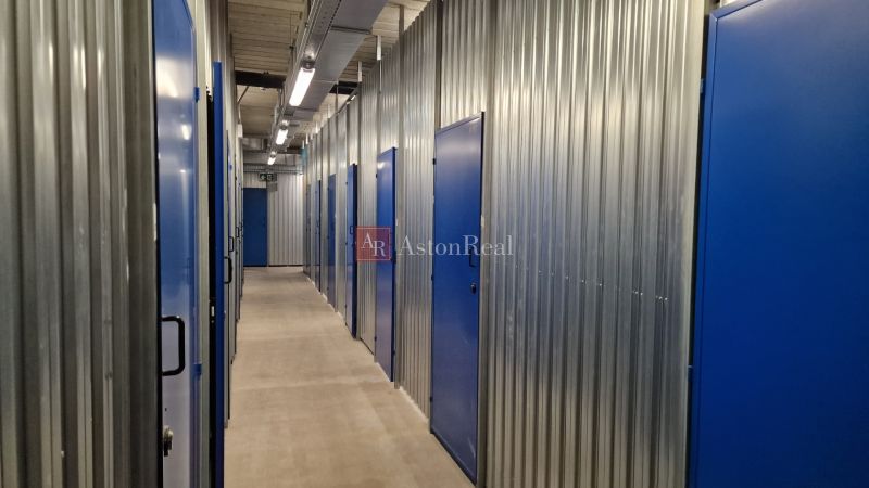 Exkluzívne 2 izbový byt POPRAD Karpatská, s garaž. st., balkón, 58 m2 - Úložné priestory s modrými dverami a oceľovými stenami v 2-izbovom byte.