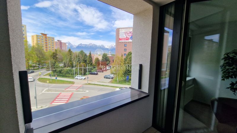 Exkluzívne 2 izbový byt POPRAD Karpatská, s garaž. st., balkón, 58 m2 - Výhľad z 2-izbového bytu na Tatry na Karpatskej ulici v Poprade.