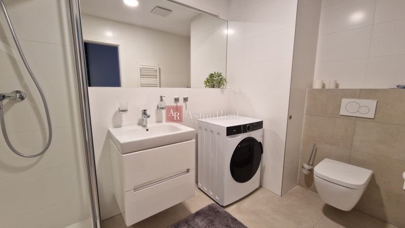 Exkluzívne 2 izbový byt POPRAD Karpatská, s garaž. st., balkón, 58 m2 - Kúpeľňa v 2-izbovom byte s práčkou, sprchou a umývadlom.