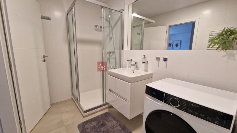 Exkluzívne 2 izbový byt POPRAD Karpatská, s garaž. st., balkón, 58 m2 - Kúpeľňa v 2-izbovom byte so sprchovým kútom, umývadlom a práčkou.