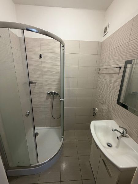 Ponúkame na prenájom 1 izbový byt v Handlovej  - Kúpeľňa s rohovým sprchovým kútom a umývadlom v 1-izbovom byte.