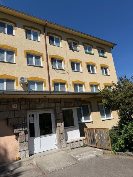 Ponúkame na prenájom 1 izbový byt v Handlovej  - Bytová jednotka na Lipovej ulici v Handlovej, ideálna na 1-izbový byt.