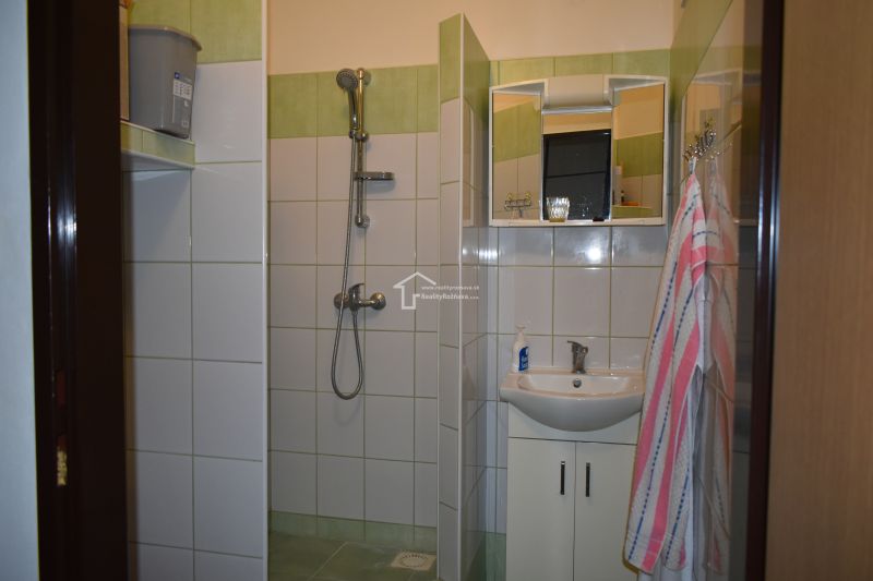  REZERVOVANÉ 3-izbový byt s balkónom na sídlisku Juh - Kúpeľňa v 3-izbovom byte s obkladom a sprchou.