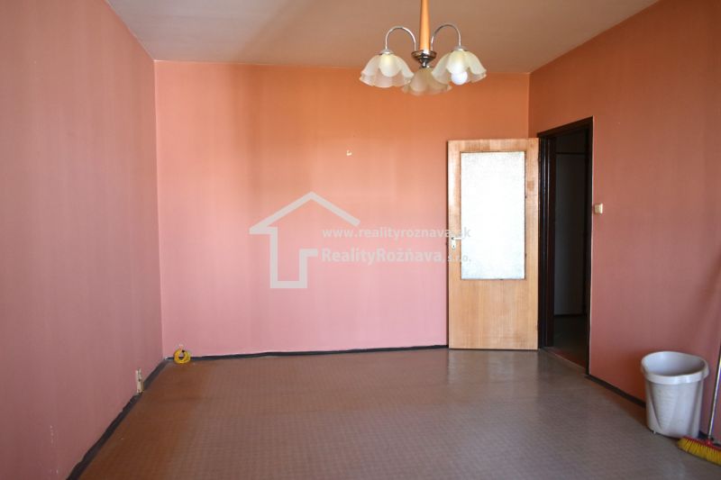  REZERVOVANÉ 3-izbový byt s balkónom na sídlisku Juh - Izba s ružovými stenami a hnedou podlahou v 3-izbovom byte.