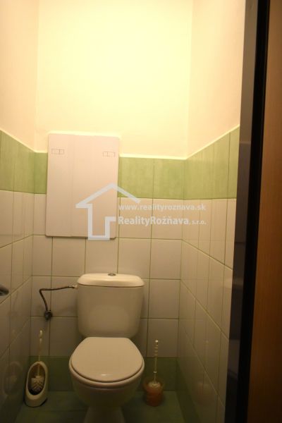  REZERVOVANÉ 3-izbový byt s balkónom na sídlisku Juh - Kúpeľňa so zeleno-bielými obkladmi a toaletou v 3-izbovom byte.