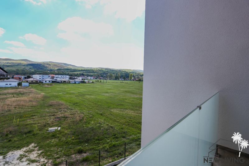 Na predaj 4iz. byt na Banke pri Piešťanoch - Výhľad z 4-izbového bytu na Moravanskej ulici v Banke, zelené polia a krajina.
