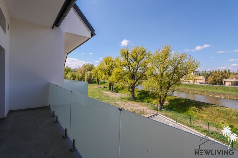 Na predaj 4iz. byt na Banke pri Piešťanoch - Balkón s výhľadom na rieku a zeleň pri Moravanskej ulici v Banke.