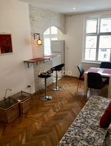 – PRENAJOM – 2 IZBOVÝ – MURGAŠOVA – STARE MESTO  - Obývacia izba s barovými stoličkami, jedálenským stolom a podlahou s dreveným dekorom.