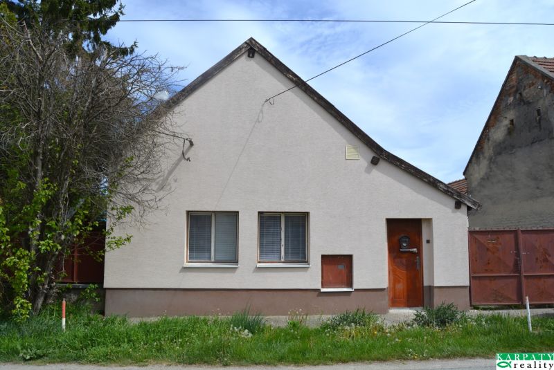 Domček na chalupárčenie s veľkým pozemkom s termál kúpaliskom v obci! - Rodinný dom v Horných Salibách s jednoduchou fasádou a predzáhradkou.
