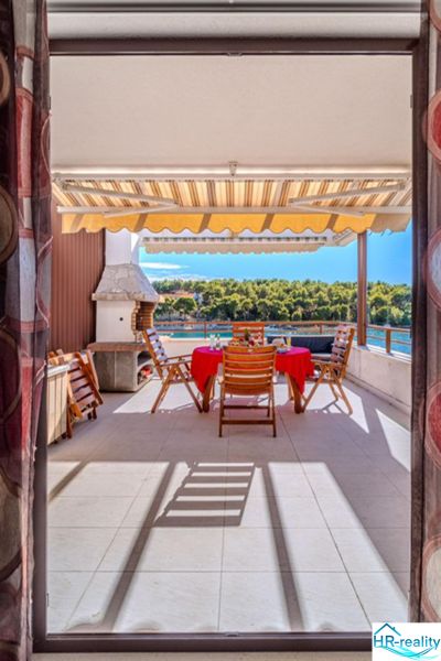 Brač(HR) - Apartmány v 1. rade u mora !!! - Rekreačný apartmán Brač s terasou, výhľadom na more a vonkajšími stoličkami pri stole.