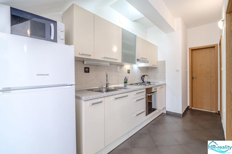Brač(HR) - Apartmány v 1. rade u mora !!! - Svetlá kuchyňa v Rekreačnom apartmáne so vstavanými spotrebičmi a dlažbou.