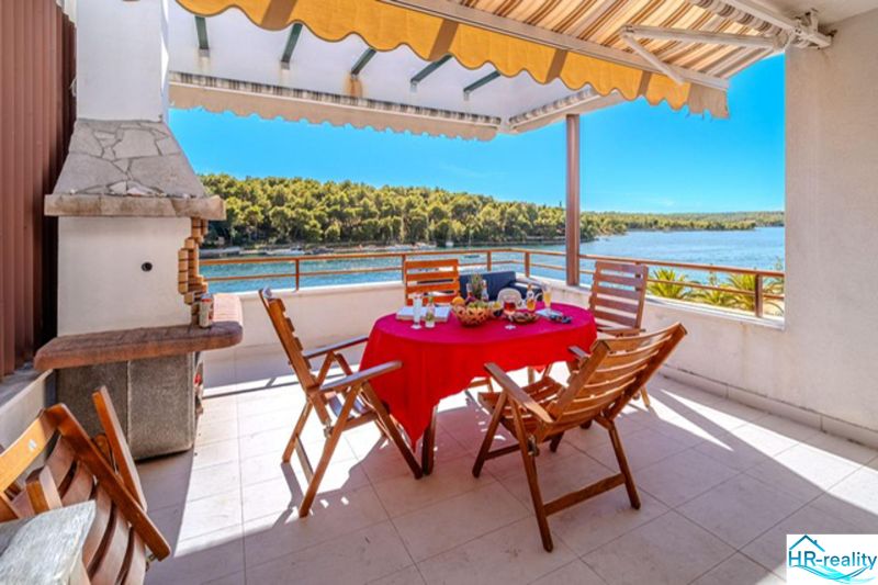Brač(HR) - Apartmány v 1. rade u mora !!! - Terasa rekreačného apartmánu v Brači s výhľadom na more a vonkajším sedením.