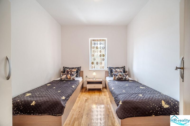 Brač(HR) - Apartmány v 1. rade u mora !!! - Dvojlôžková izba s posteľami a oknom, Rekreačný apartmán.