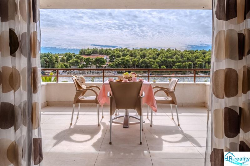 Brač(HR) - Apartmány v 1. rade u mora !!! - Brač Rekreačný apartmán s terasou a výhľadom na more a zeleň.