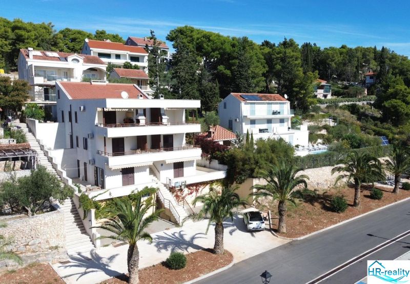 Brač(HR) - Apartmány v 1. rade u mora !!! - Rekreačný apartmán v Brači s výhľadom na more a okolitou zeleňou.
