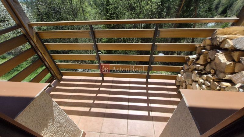 Investičný apartmán Vysoké Tatry - Stará Lesná s balkónom a park.miest - Balkón v Rekreačnom apartmáne s dreveným obložením a drevom na kúrenie, Stará Lesná.