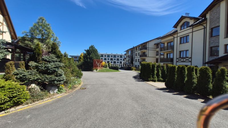 Investičný apartmán Vysoké Tatry - Stará Lesná s balkónom a park.miest - Exteriér rekreačného apartmánu v Starej Lesnej pri Vysokých Tatrách s upravenou zeleňou.