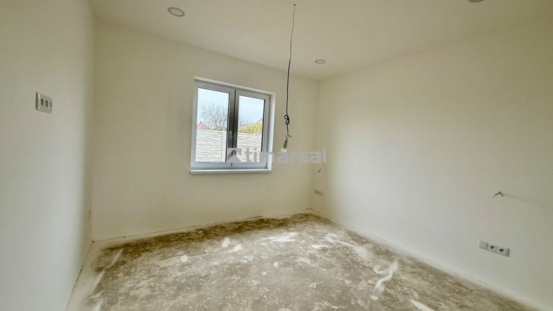 * novostavba moderného 4i domu, Vlčany, centrum - Interiér v rodinnom dome s bielymi stenami a prázdnou podlahou s dreveným dekorom.
